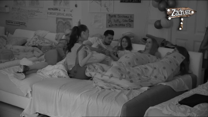 ДОЛИНА СИЛИКОНА У БЕЛОЈ КУЋИ! Бора уживао слушајући задругарке док причају о естетским корекцијама, а она је признала да ће увећати своје груди! (ВИДЕО)